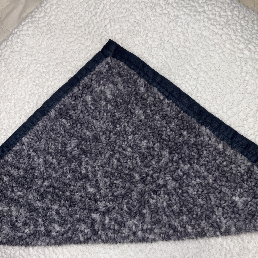 UGG Classic Sherpa Luxury Throw Blanket ~ 50" x 70" Reversible Gray/white - Picture 4 of 4